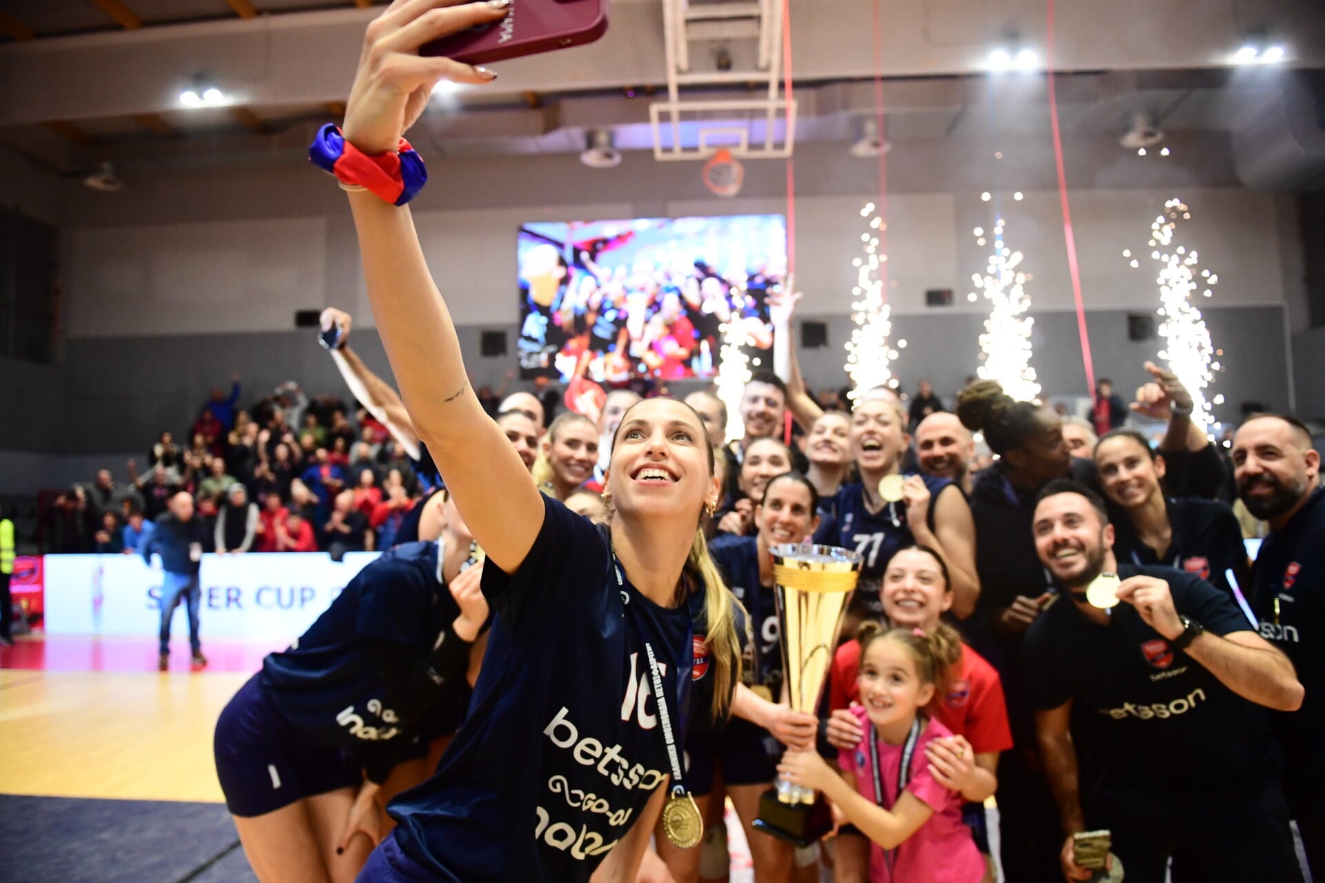 Ιστορική στιγμή για τα κορίτσια του Πανιώνιου - Κέρδισαν το Super Cup στο βόλεϊ