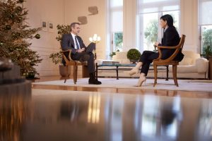 Επιμένουν οι αγρότες: Κλείσιμο παρακαμπτηρίων στη Νίκαια, αποκλεισμοί σε τελωνεία, μπλόκα σε εθνικές οδούς