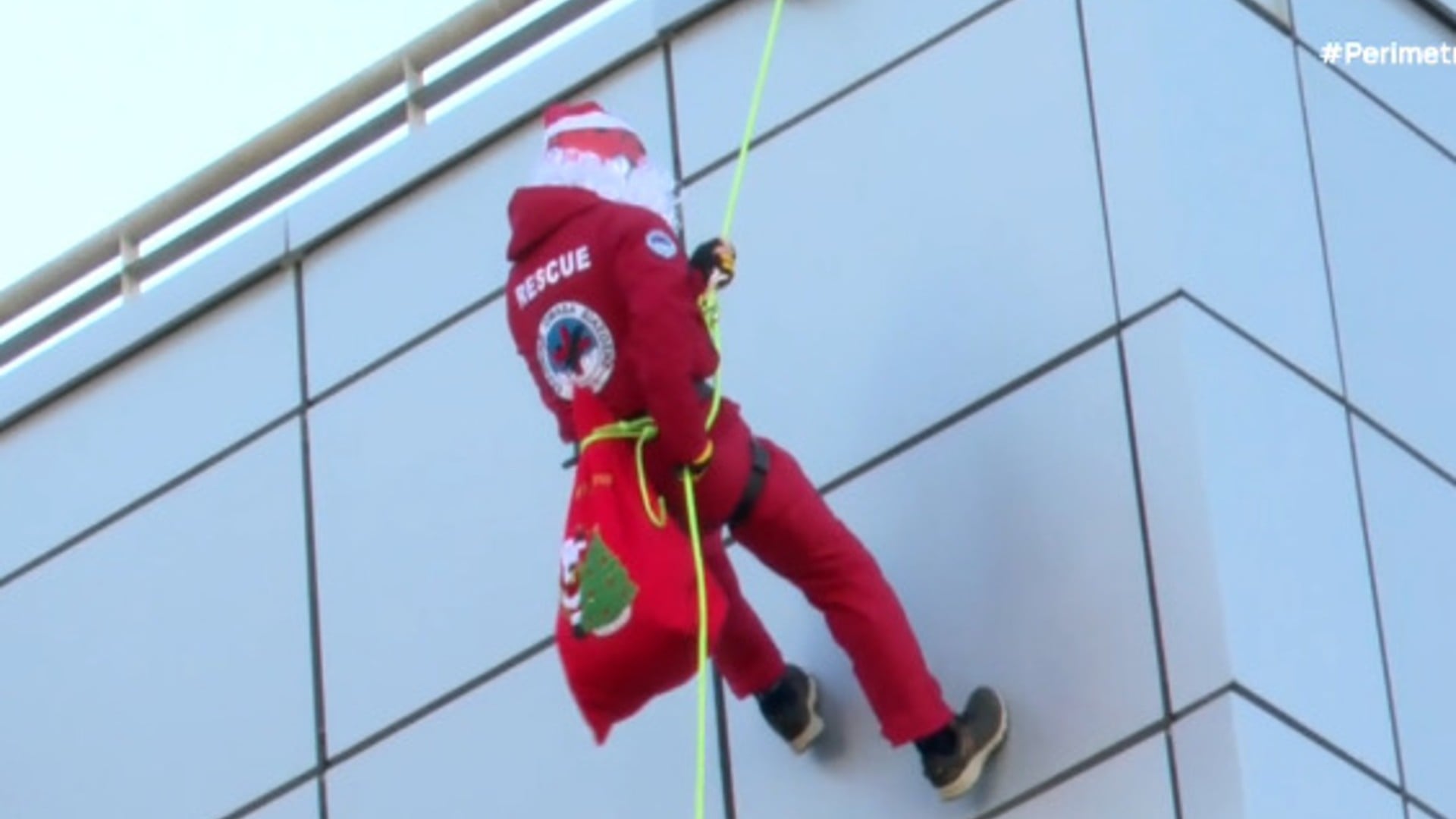 Νοσοκομείο Βόλου: Ο Άγιος Βασίλης έφτασε στην παιδιατρική κλινική από την καμινάδα