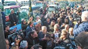 Έκοψαν τη χώρα στα δύο οι αγρότες