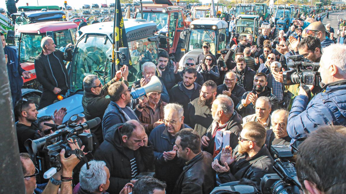 Έκοψαν τη χώρα στα δύο οι αγρότες