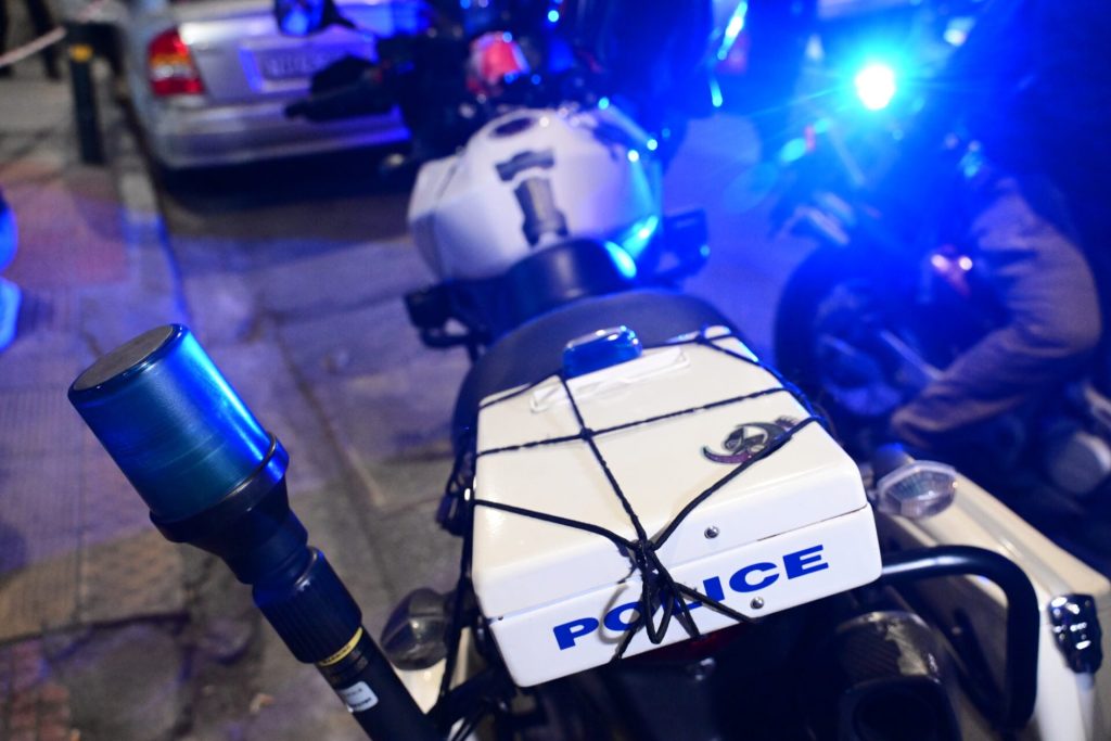 Θεσσαλονίκη: Ένας 11χρονος και ένα βρέφος βρέθηκαν να κοιμούνται έξω στο κρύο