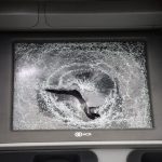 Επέλαση αναρχικών στο Κουκάκι: Έσπασαν τζαμαρίες και ATM