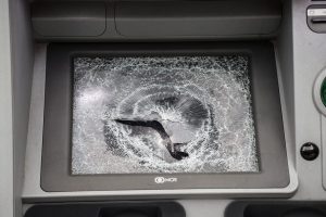 Επέλαση αναρχικών στο Κουκάκι: Έσπασαν τζαμαρίες και ATM