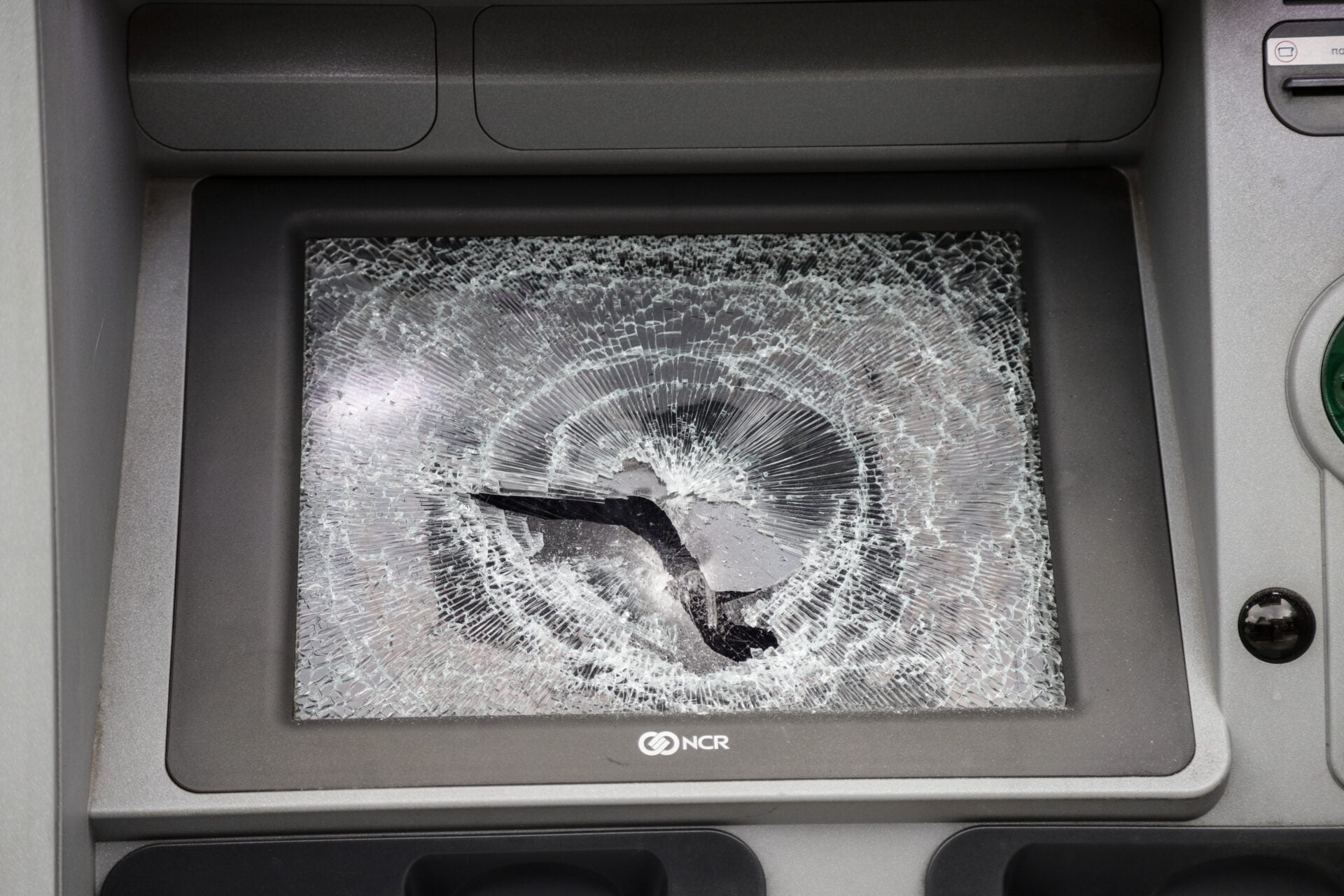 Επέλαση αναρχικών στο Κουκάκι: Έσπασαν τζαμαρίες και ATM