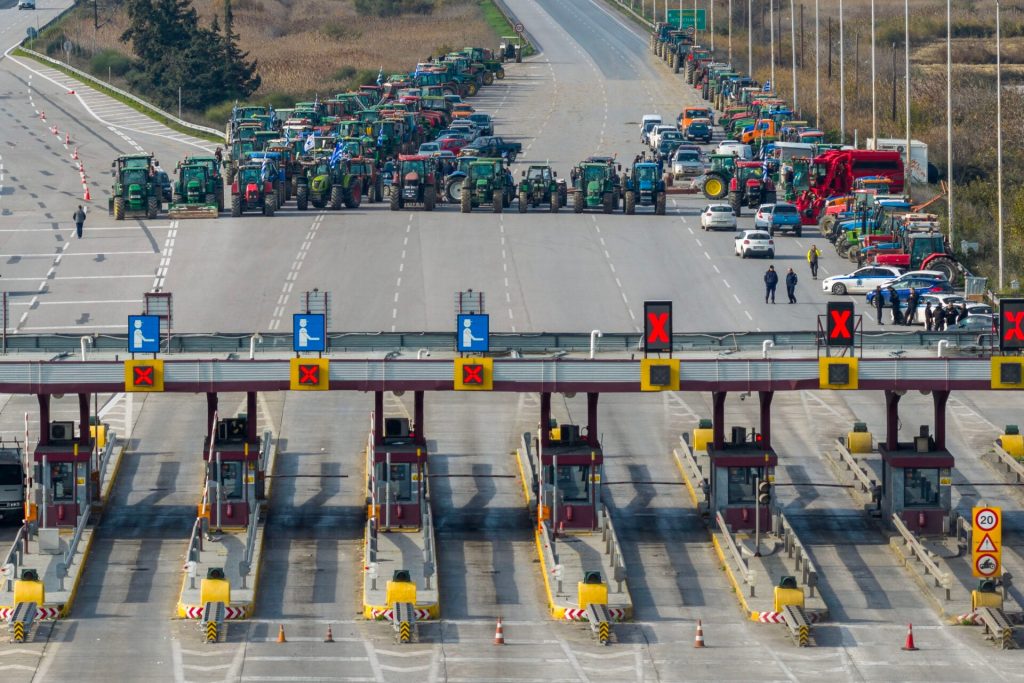 Σωρεία καταγγελιών για διόδια στα μπλόκα