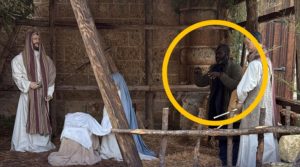 Ιταλία: Παρίστανε το άγαλμα στην φάτνη για να γλυτώσει από τους «καραμπινιέρι»