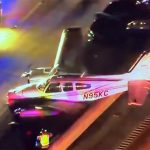 Απίστευτη «προσγείωση» αεροσκάφους πάνω σε αυτοκίνητο εν κινήσει στη Φλόριντα – Δείτε βίντεο