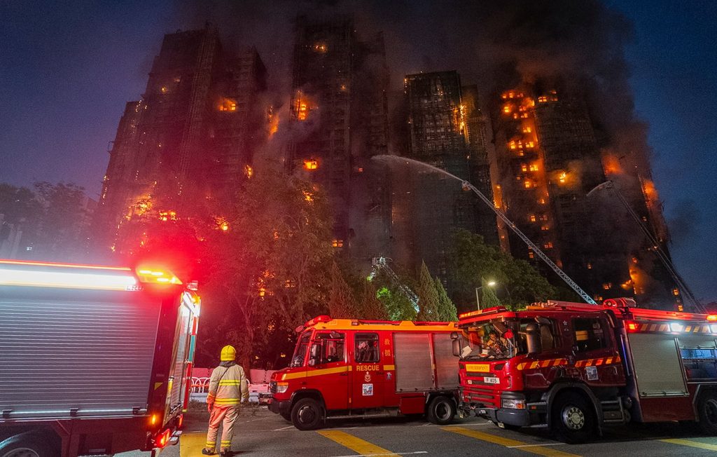Φονική πυρκαγιά στο Χονγκ Κονγκ: Τους 151 έφτασαν οι νεκροί – Οι αρχές προειδοποιούν κατά των “ανακριβών” ισχυρισμών που διαδίδονται στο διαδίκτυο