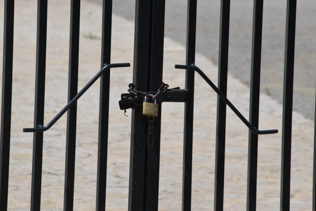 Κυψέλη: Μαθητές κλείδωσαν με λουκέτο τους καθηγητές στο Γυμνάσιο που μαχαιρώθηκε η 14χρονη