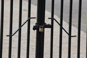 Κυψέλη: Μαθητές κλείδωσαν με λουκέτο τους καθηγητές στο Γυμνάσιο που μαχαιρώθηκε η 14χρονη