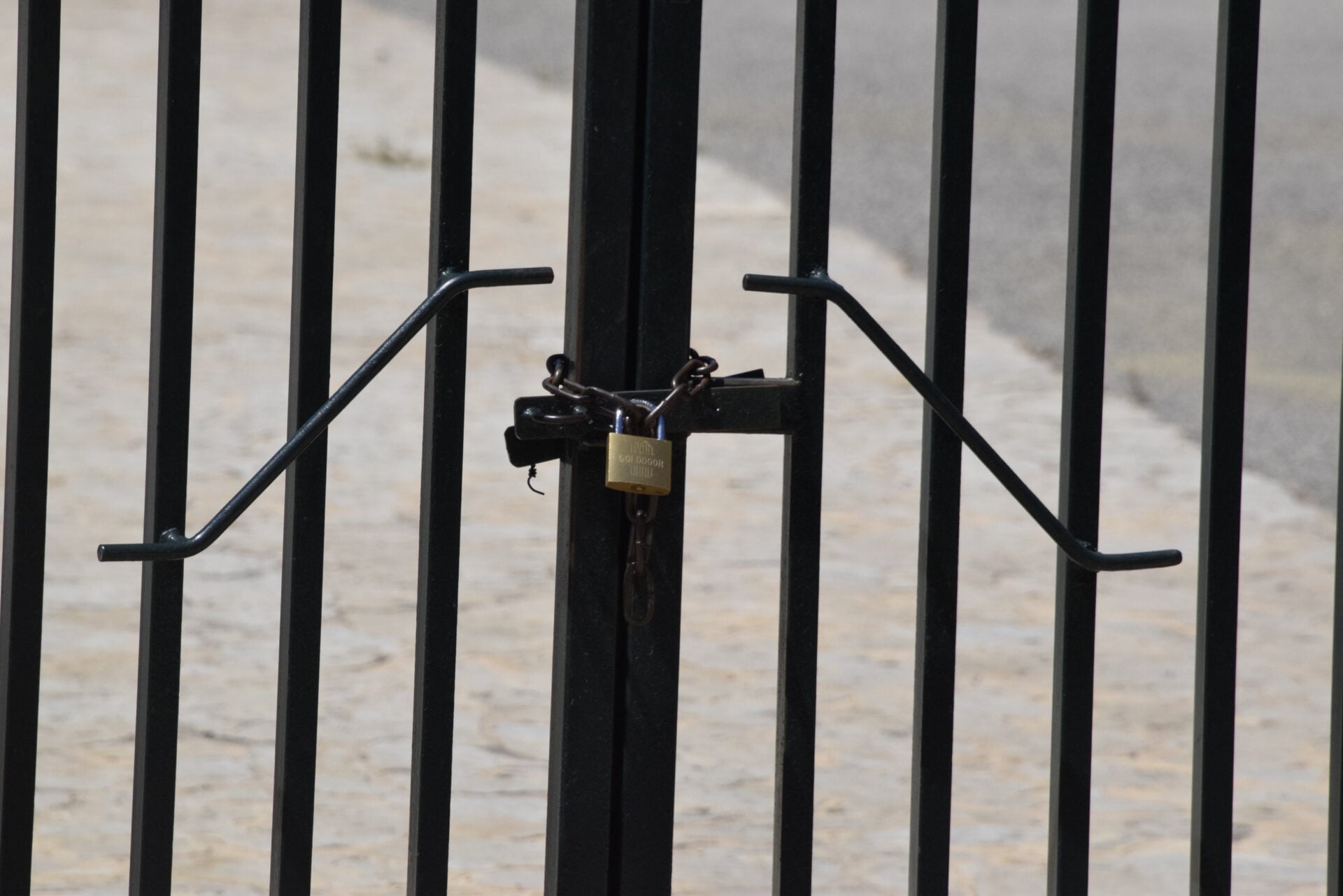 Κυψέλη: Μαθητές κλείδωσαν με λουκέτο τους καθηγητές στο Γυμνάσιο που μαχαιρώθηκε η 14χρονη