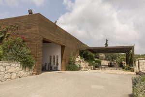 Αναγνώριση ποιότητας για 11 κρασιά του Οινοποιείου Λυραράκη από την Julia Harding MW - Winetrails