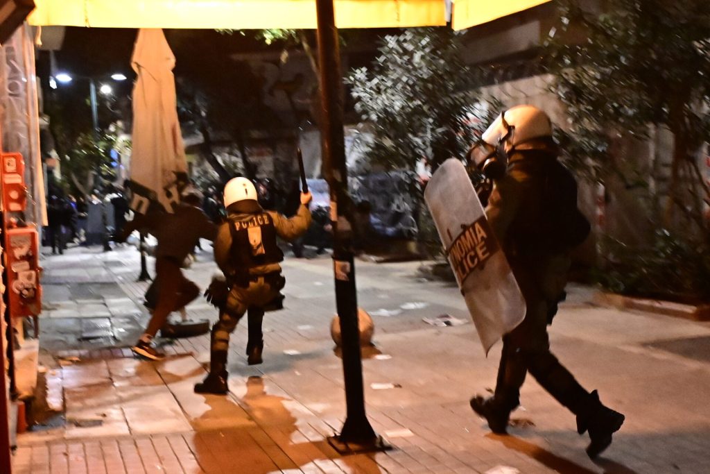 Επεισόδια στα Εξάρχεια: Μολότοφ εναντίον των ΜΑΤ τα ξημερώματα