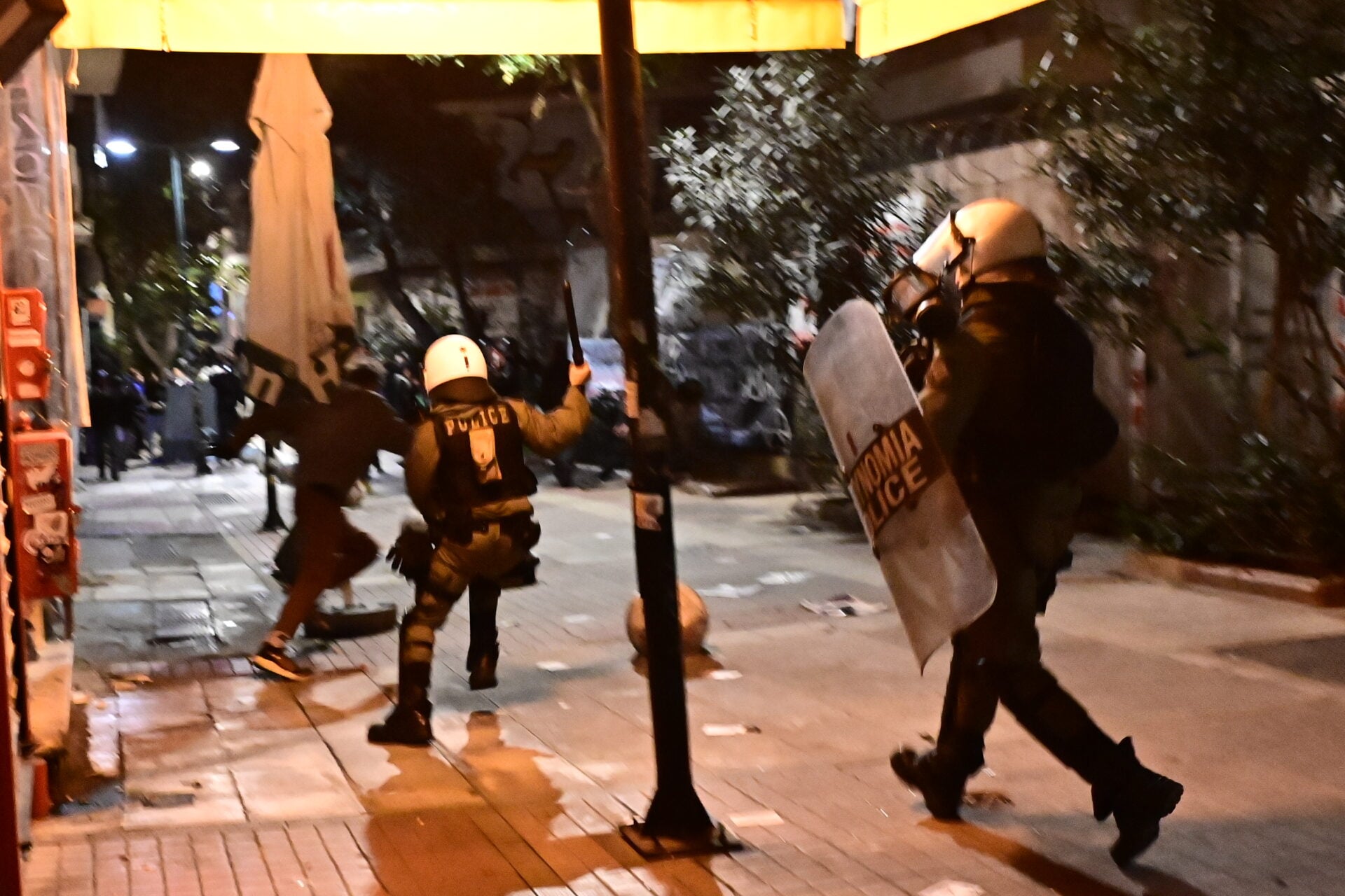 Επεισόδια στα Εξάρχεια: Μολότοφ εναντίον των ΜΑΤ τα ξημερώματα