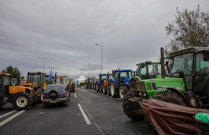 Πληθαίνουν τα τρακτέρ,  μεγαλώνει η δύναμη στα μπλόκα, εβδομάδα μάχης και σύσκεψη την Κυριακή
