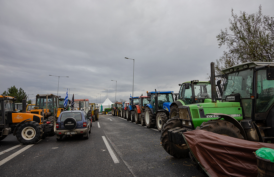 Πληθαίνουν τα τρακτέρ,  μεγαλώνει η δύναμη στα μπλόκα, εβδομάδα μάχης και σύσκεψη την Κυριακή