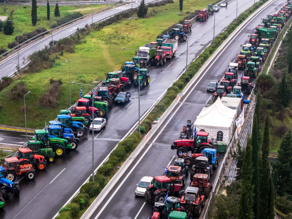 Με ταλαιπωρία ξεκίνησε η έξοδος των Χριστουγέννων: Αμετακίνητοι οι αγρότες - Η Αστυνομία δεν επιτρέπει την διέλευση