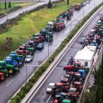 Με ταλαιπωρία ξεκίνησε η έξοδος των Χριστουγέννων: Αμετακίνητοι οι αγρότες - Η Αστυνομία δεν επιτρέπει την διέλευση