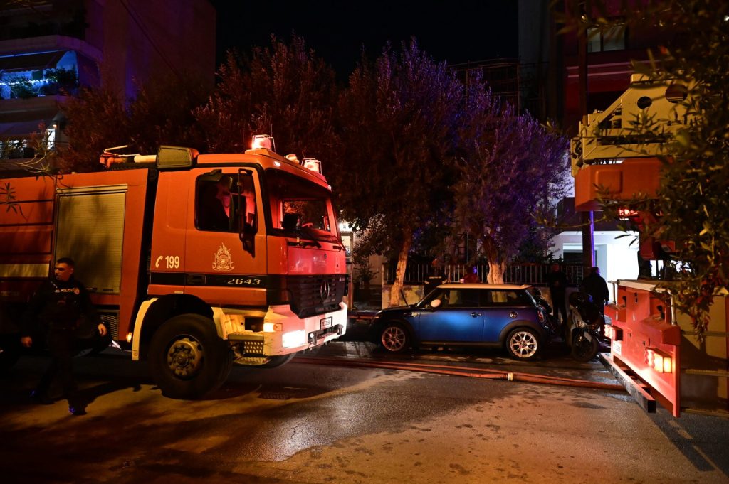 Τρόμος στο Γαλάτσι: Φωτιά έκαψε αυτοκίνητα και μηχανές