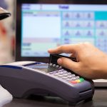 Οι ψηφιακοί έλεγχοι μέσω POS, IRIS και myDATA συρρίκνωσαν φοροδιαφυγή και «κενό ΦΠΑ»