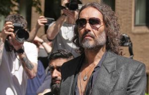 Νέα ποινική δίωξη στον ηθοποιό Ράσελ Μπραντ για βιασμό και σεξουαλική επίθεση σε βάρος δύο γυναικών