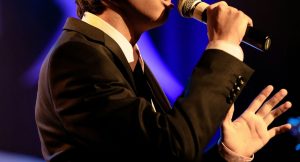 Σήμερα η μήνυση στον γνωστό τραγουδιστή - «Η αξιοπρέπεια δεν είναι διαπραγματεύσιμη» λέει ο καταγγέλλων