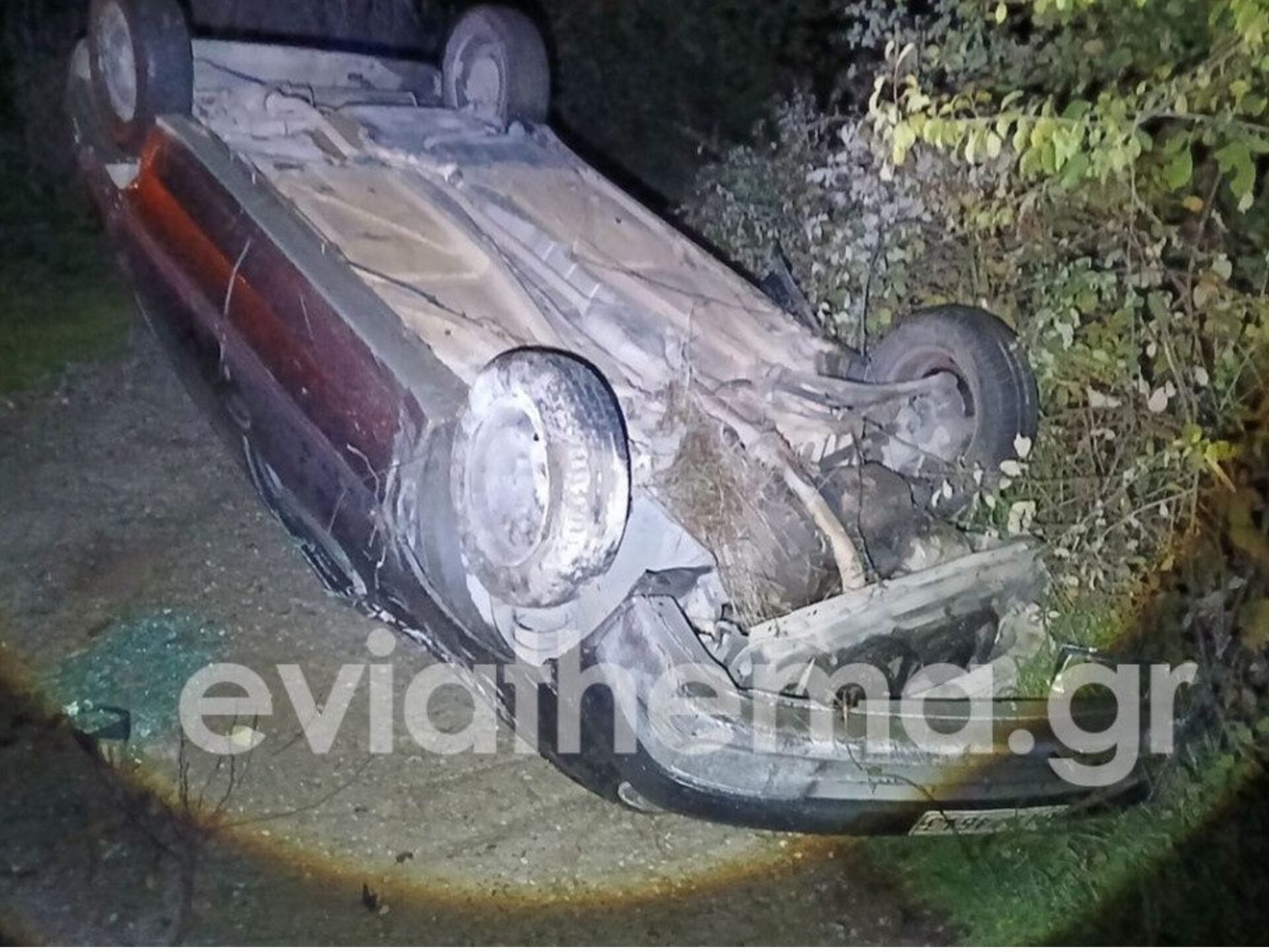 Εύβοια: ΙΧ προσέκρουσε σε κολόνα και ανατράπηκε σε χωράφι – Νεκρός οδηγός