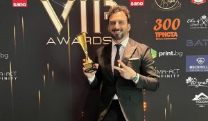 Ο Έλληνας τραγουδιστής που «σαρώνει» τα βραβεία στο εξωτερικό!