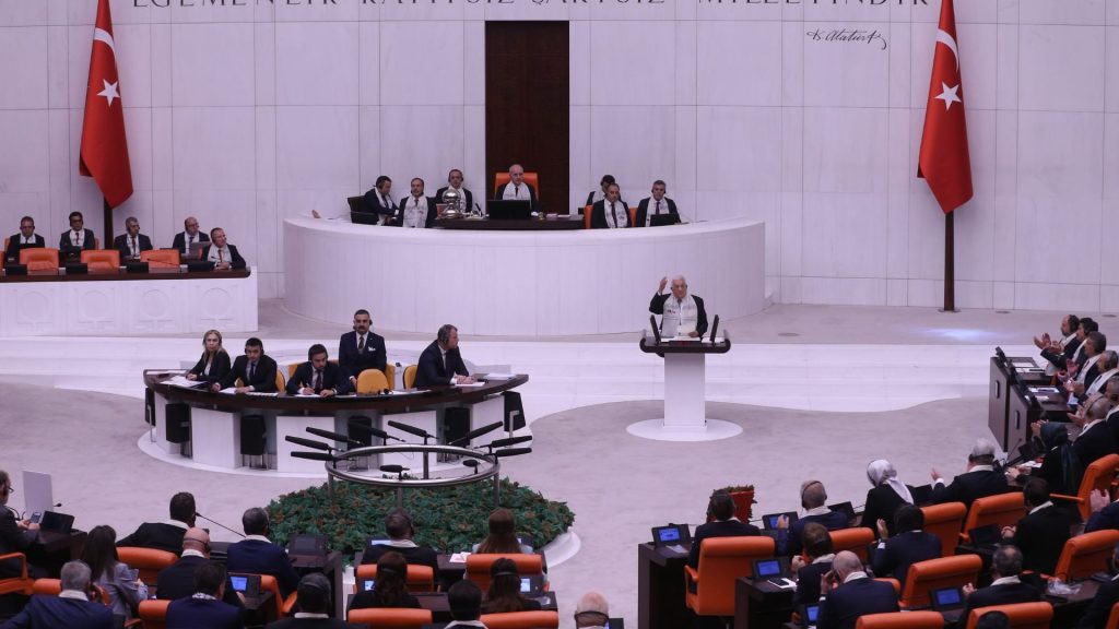 Η Τουρκική αντιπολίτευση στηλιτεύει την... ενδοτική πολιτική Ερντογάν