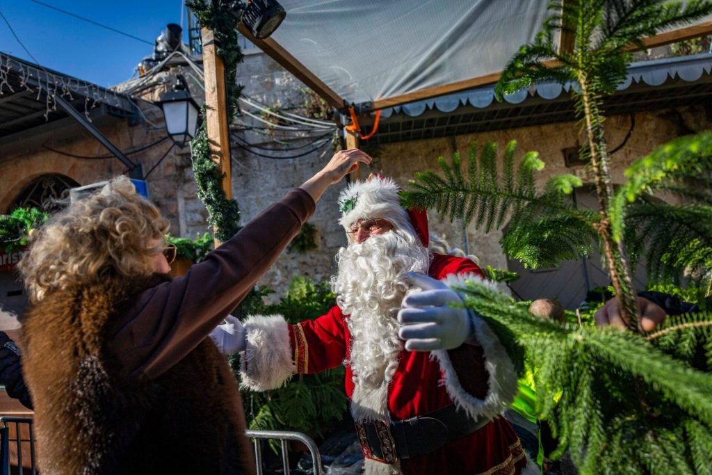 Χάιφα: Ισραηλινές δυνάμεις συνέλαβαν τον Άγιο Βασίλη σε χριστουγεννιάτικη γιορτή