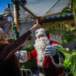 Χάιφα: Ισραηλινές δυνάμεις συνέλαβαν τον Άγιο Βασίλη σε χριστουγεννιάτικη γιορτή