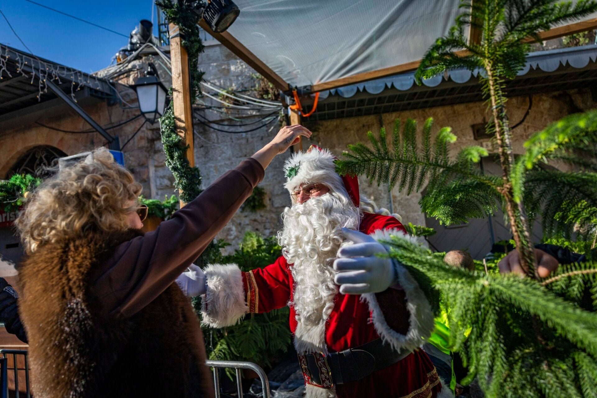 Χάιφα: Ισραηλινές δυνάμεις συνέλαβαν τον Άγιο Βασίλη σε χριστουγεννιάτικη γιορτή