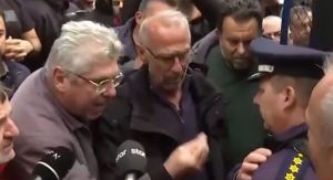 Καρδίτσα: Ένταση με αγρότες - Προσπαθούν να πλησιάσουν το γραφείο Τσιάρα