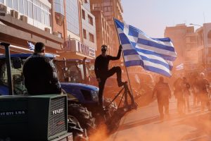 Δεν υποχωρούν οι αγρότες – Μπλόκα σε όλη τη χώρα, συλλαλητήριο στη Λάρισα