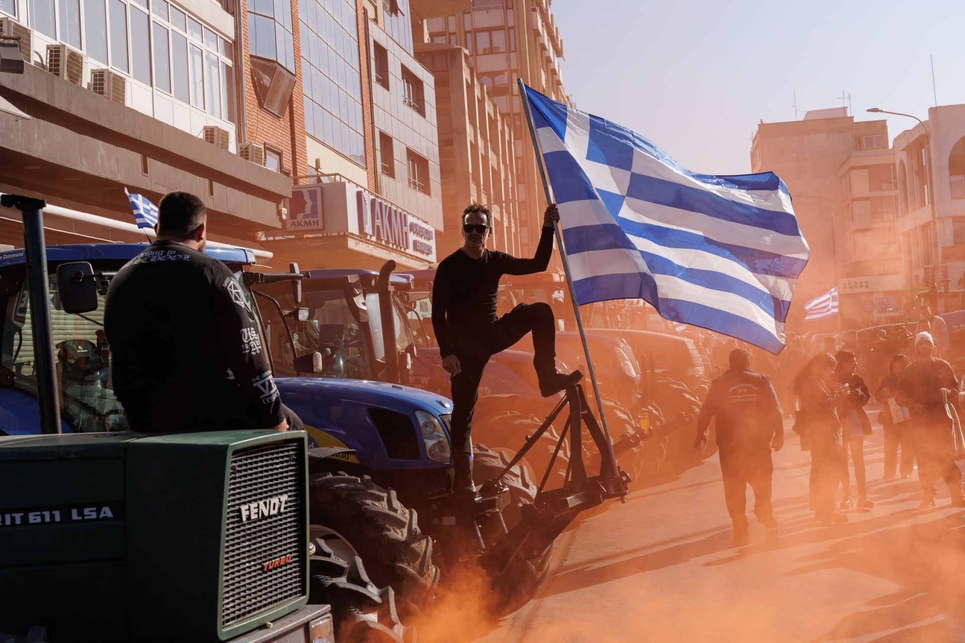 Δεν υποχωρούν οι αγρότες – Μπλόκα σε όλη τη χώρα, συλλαλητήριο στη Λάρισα