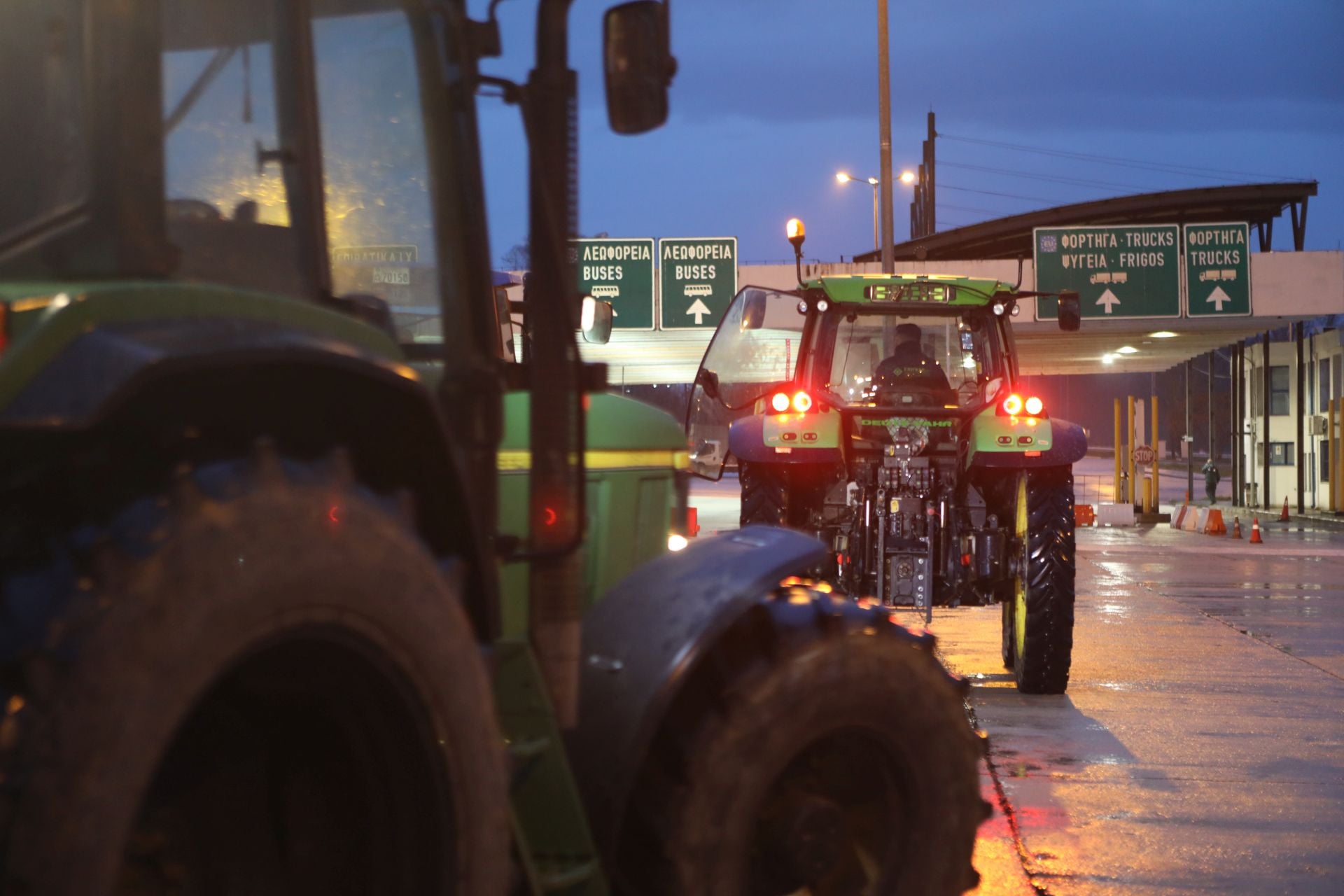 Αγρότες: Συνεχίζονται οι πολύωροι αποκλεισμοί στα τελωνεία