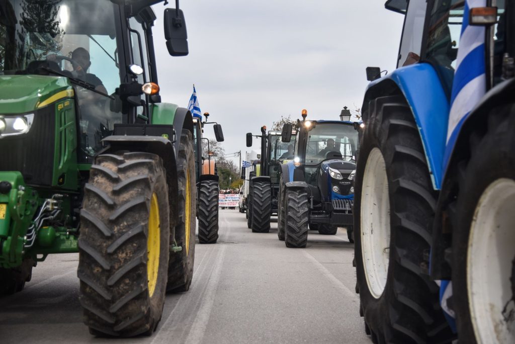 Αγρότες: Σημείο καμπής για τις κινητοποιήσεις – Στο τραπέζι τα Χριστούγεννα στα μπλόκα