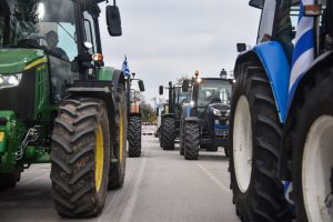 Αγρότες: Σημείο καμπής για τις κινητοποιήσεις – Στο τραπέζι τα Χριστούγεννα στα μπλόκα