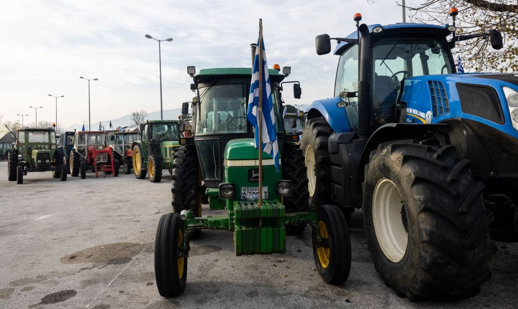 Οι αγρότες κλείνουν και τα δύο ρεύματα στα διόδια των Μαλγάρων μέχρι την Τρίτη