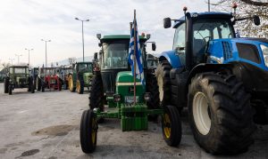 Οι αγρότες κλείνουν και τα δύο ρεύματα στα διόδια των Μαλγάρων μέχρι την Τρίτη