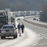 Αγρότες: Κλιμάκωση με μπλόκα σήμερα σε κομβικά σημεία – Ανοίγουν τα διόδια το Σάββατο για τους ταξιδιώτες