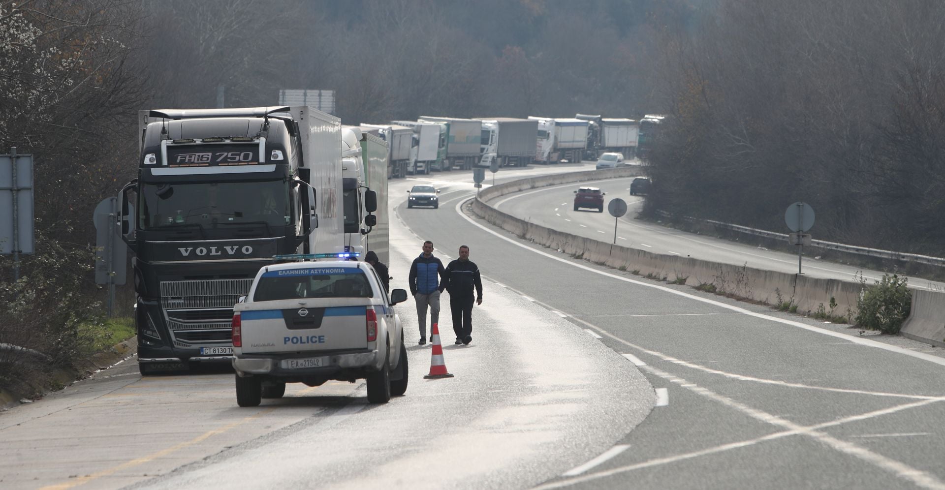 Αγρότες: Κλιμάκωση με μπλόκα σήμερα σε κομβικά σημεία – Ανοίγουν τα διόδια το Σάββατο για τους ταξιδιώτες