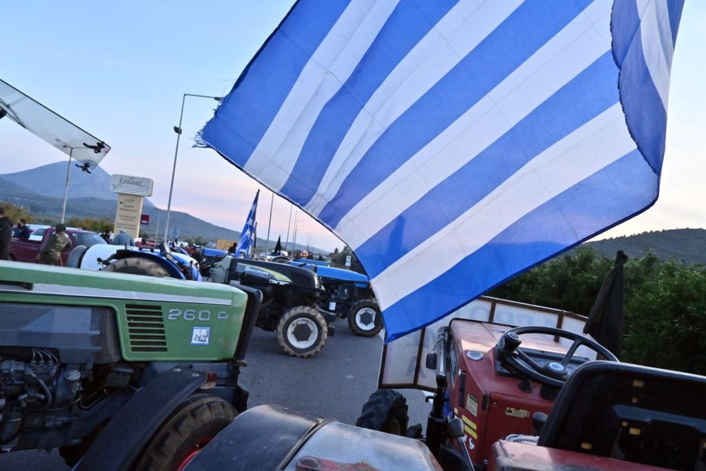 Αγρότες: Κάλαντα στα μπλόκα - Πεντάωρος αποκλεισμός σήμερα στα Τέμπη