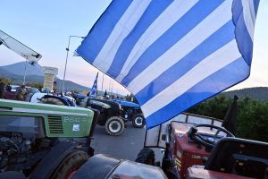 Αγρότες: Κάλαντα στα μπλόκα - Πεντάωρος αποκλεισμός σήμερα στα Τέμπη