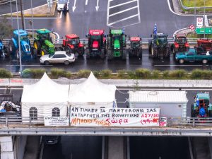 Χριστούγεννα σε… ομηρία: Αγροτικά μπλόκα, «Μαραθώνιος» για εκδρομείς και κυβέρνηση υπό πίεση