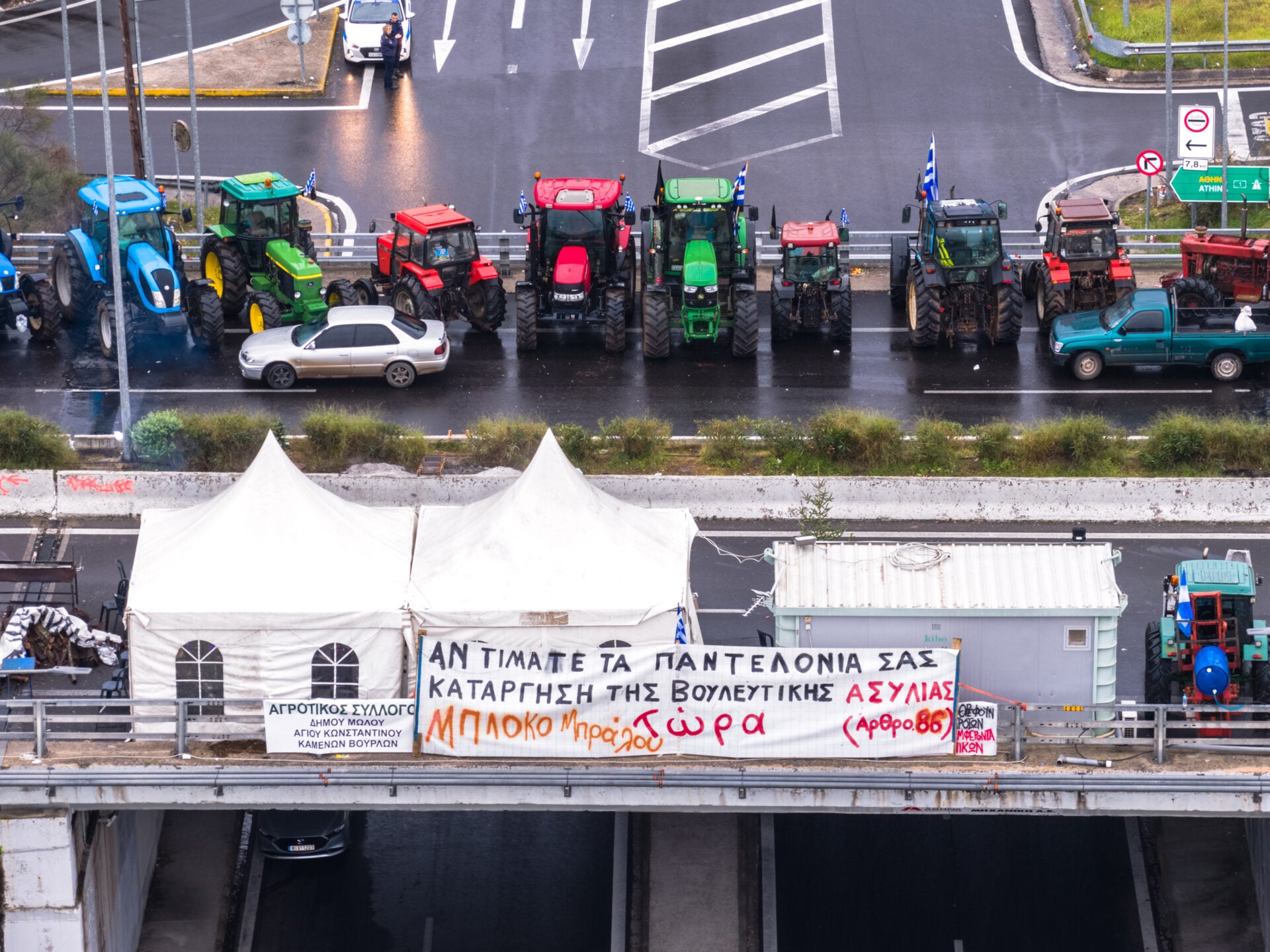 Χριστούγεννα σε… ομηρία: Αγροτικά μπλόκα, «Μαραθώνιος» για εκδρομείς και κυβέρνηση υπό πίεση