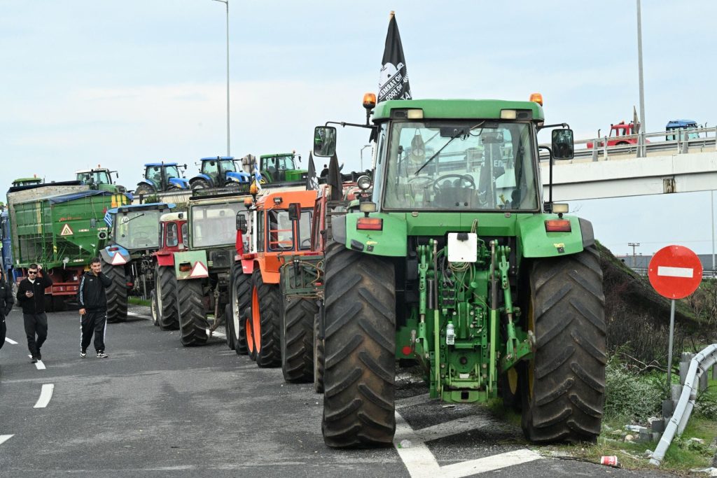 Αγρότες: Πληθαίνουν τα τρακτέρ στα μπλόκα - Επόμενο βήμα οι αποκλεισμοί λιμανιών