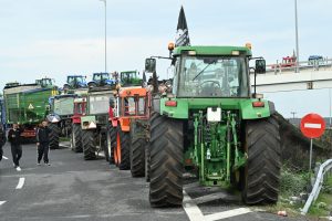 Αγρότες: Πληθαίνουν τα τρακτέρ στα μπλόκα - Επόμενο βήμα οι αποκλεισμοί λιμανιών