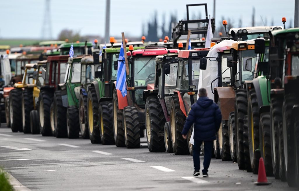 Οι αγρότες εξεγείρονται σε ολόκληρη τη χώρα - Νέα μπλόκα από τη Δευτέρα